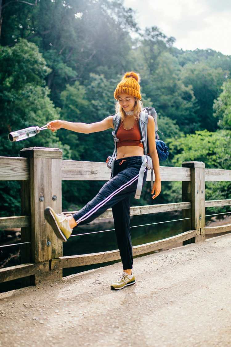 Turistický outfit dámske letné tepláky kombinujú trendy