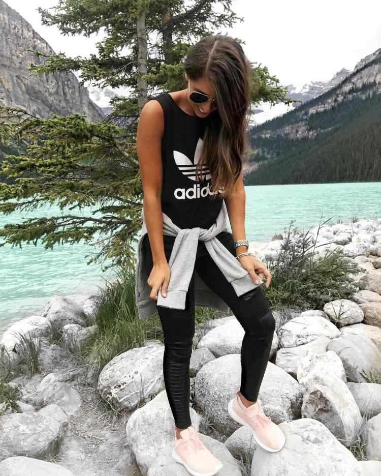 Turistický outfit dámske letné kožené legíny kombinujú módne trendy