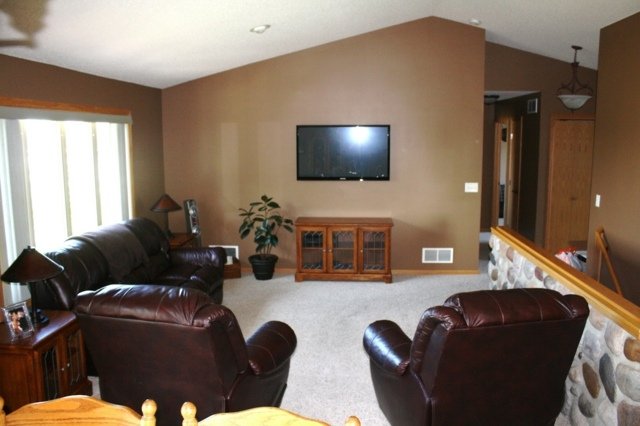 šikmé stropy z čiernych kožených kresiel