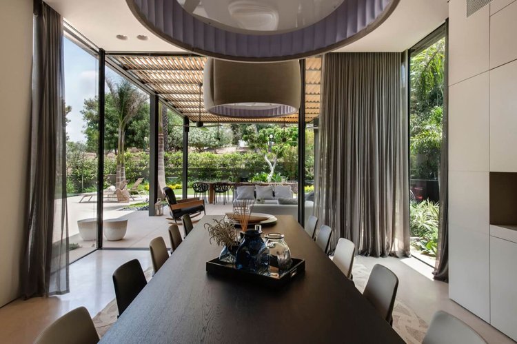 Farba steny svetlo sivá-jedáleň-moderné-veľké-terasy-dvere-pedne svetlá