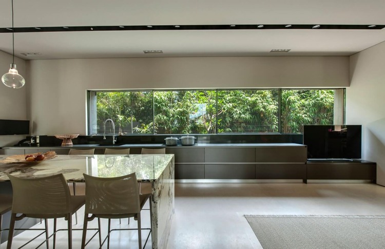 farba steny-svetlošedá-moderná-kuchyňa-tmavá-minimalistická-jednoduchá