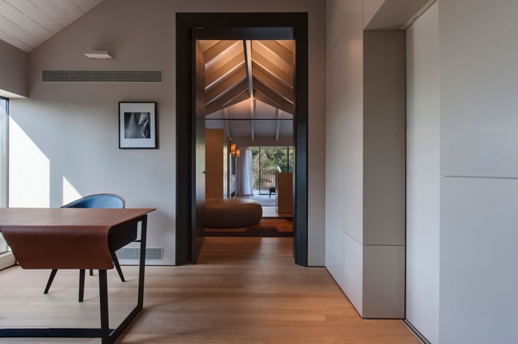 farba steny-svetlo sivá-trámový strop-moderná-luxusná-chodba-podlaha-stena-farebná štúdia zo skutočnej drevenej podlahy