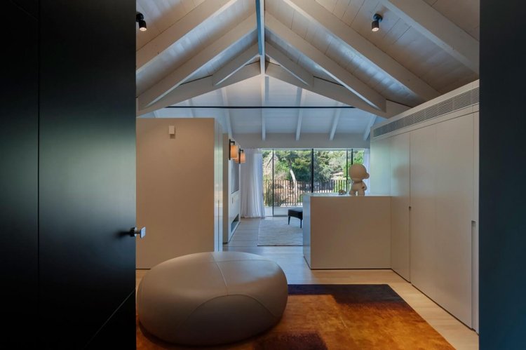 farba steny-svetlo sivý-trámový strop-moderná-luxusná-spálňa-vstavaná skriňa