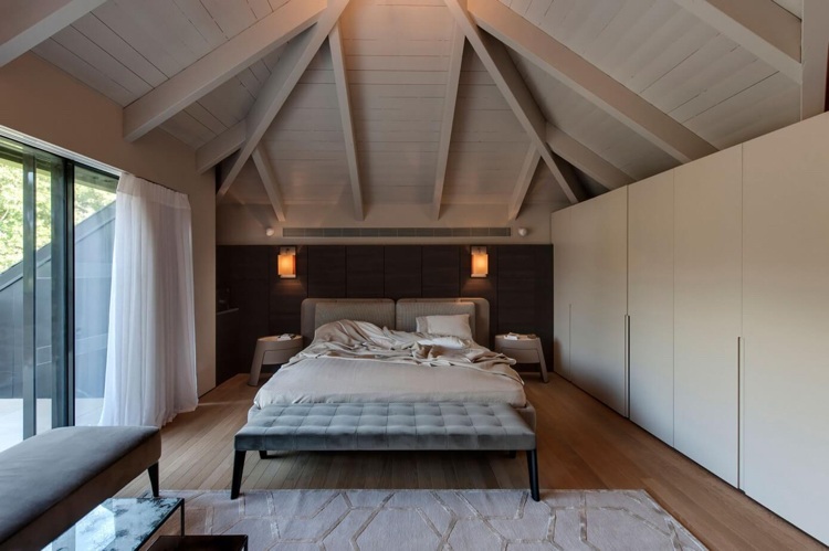 farba steny-svetlo sivý-trámový strop-moderný-luxusný-dom-spálňa-svetlo sivá-drevená podlaha