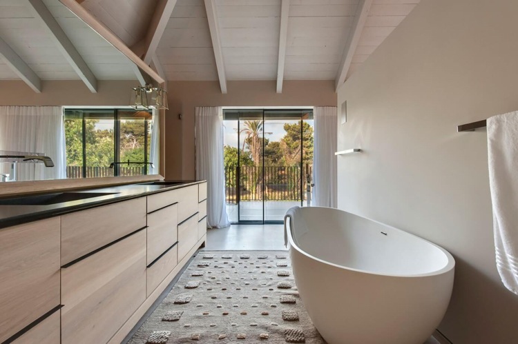 farba steny-svetlo sivá-trámový strop-moderná-luxusná-kúpeľňa-béžová-svetlá-vaňa