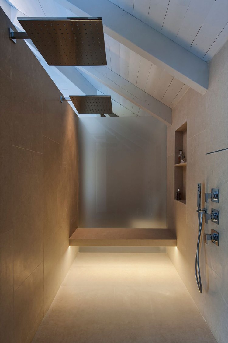 farba steny-svetlo sivá-trámový strop-moderná-luxusná-kúpeľňa-dažďová sprcha-béžová-nepriame-osvetlenie