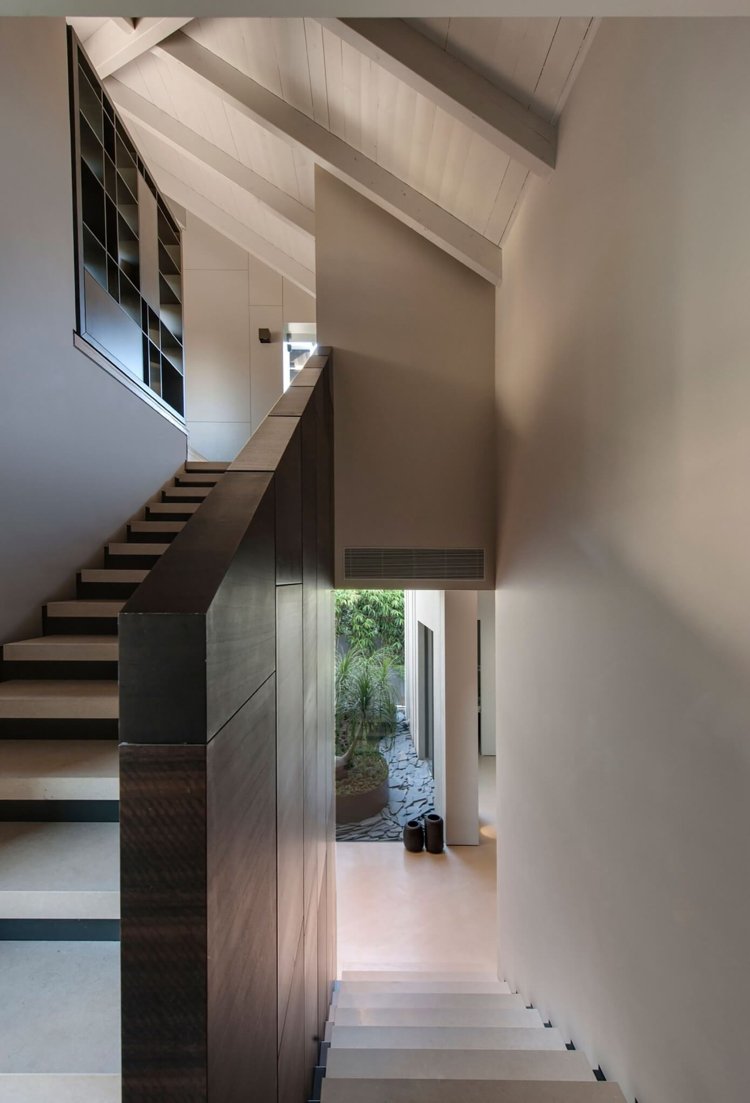 farba steny-svetlo sivý-trámový strop-moderná-luxusná-predsieň-schody-tmavohnedá-drevo