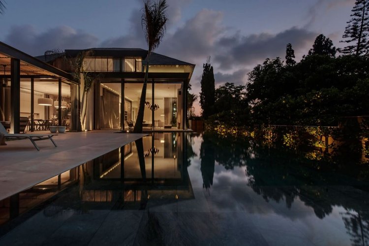 luxusný dom-bazén-prírodné-osvetlenie-terasa-veľké-okná