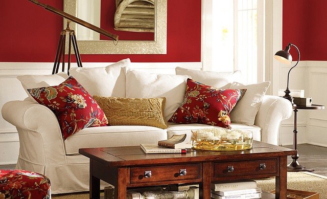 ružovo červená stena jahodové nuansy pekne vymaľujú Jahodové nuansy vymaľujú nádhernú obývačku