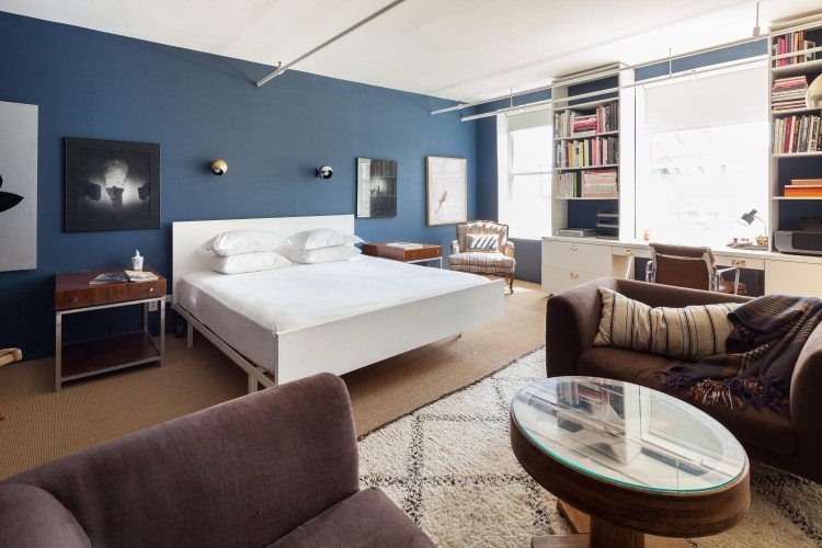 krásny interiérový dizajn s nástennou farbou benzín pre jednoizbový byt farby stien v spálni benzín-modrá-jednoizbový-byt-obývačka