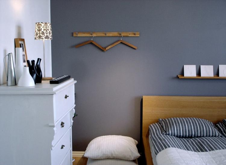 biela komoda kontrastuje so sivou stenou farby stien v spálni šedá-posteľ-drevo-komoda-biele-vankúše