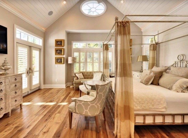 Neutrálne farby zaisťujú pohodlie v spálni, posteli s baldachýnom s kovovým rámom neutrálne farby-spálňa-baldachýn-posteľ-kovový rám-sedlová strecha