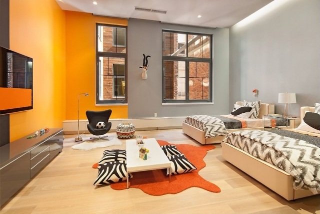 nápady na bývanie pre farbu steny v spálni - skombinujte vaječný žĺtok so svetlo sivým - zebrovým vzorom kreslo-obývacia-stena-farba-vaječný žĺtok-svetlo-šedá-bytový textil-vzor-zvieracieho vzoru