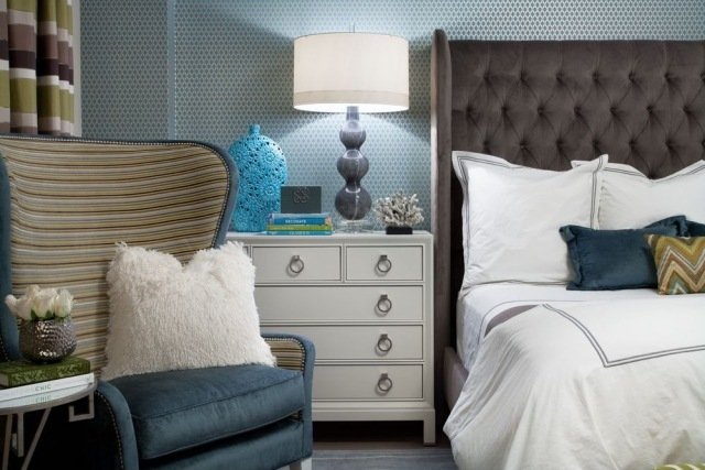 farby stien v spálni-tapetované steny-závesy a kreslá s horizontálnymi pruhmi farby na stenu-spalna-tapeta-muxtermix-moderné-závesy-kreslo-operadlo-vankúše