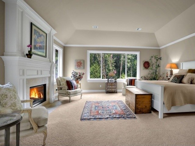 Farby stien v spálni sú neutrálne pre harmonický obrazový koberec-krb farby-steny-spalne-neutrálne-stena-nápady-nápady-priestor na spanie-krb-vstavaný-s-komínom