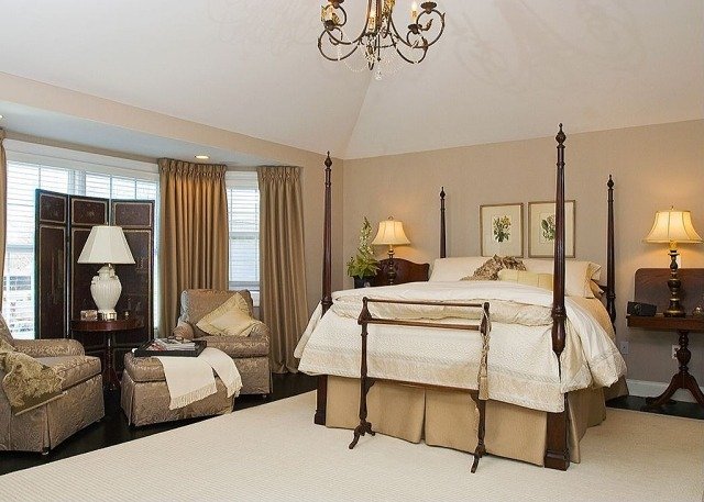 svetlé pastelové farby stien nápady na spálňu s posteľou s baldachýnom ako miestom na odpočinok svetlo-pastelové-farby-steny-spálňa-posteľ s baldachýnom-miesto relaxácie