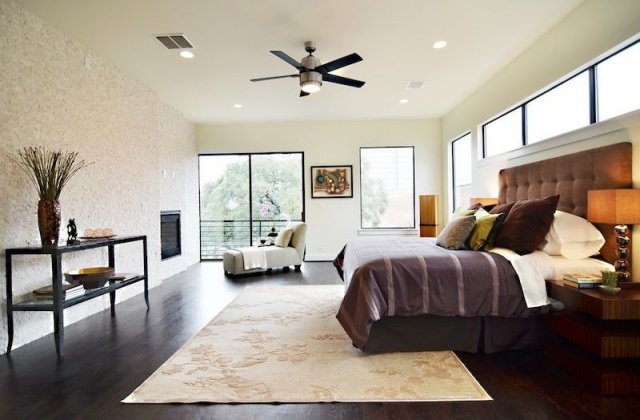 Moderný dizajn spálne - biela stena s jemnou textúrou - drevená podlaha moderný dizajn-biela-stena-príjemná-haptická-textúra-drevená-podlaha-olejovaná