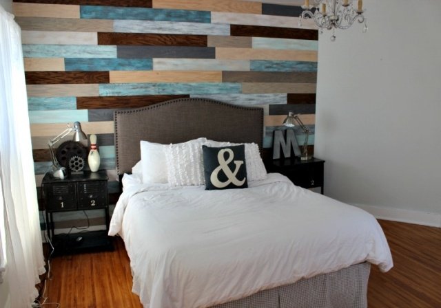 Moderný dizajn steny napodobňuje drevené lamelové laminátové podlahy, príjemne lakované spálňa-stena-dizajn-moderné-drevené lamely-farebný-luster-krištáľ