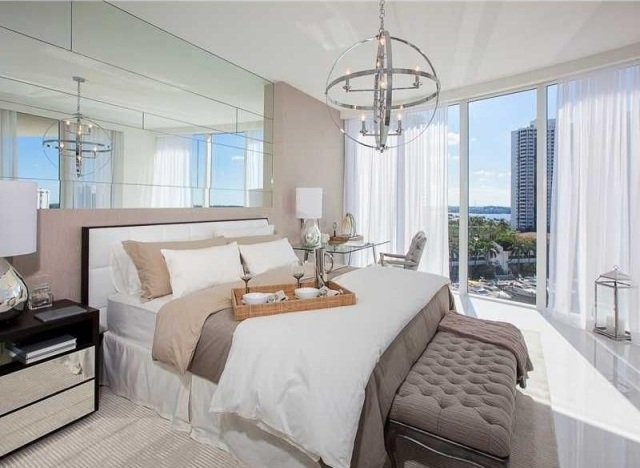 Moderné farby stien v zrkadlovej stene spálne-béžová a sivá-od podlahy až k stropu farby steny-spalna-zrkadlo-stena-podlaha-strop-posuvne-okno