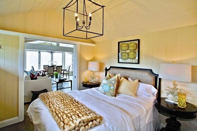 Nápady na farbu steny na spálňu pastelovo žltý kovový luster rám spálne-farba steny-nápad-žltkasté-pastelové farby-rám z masívu