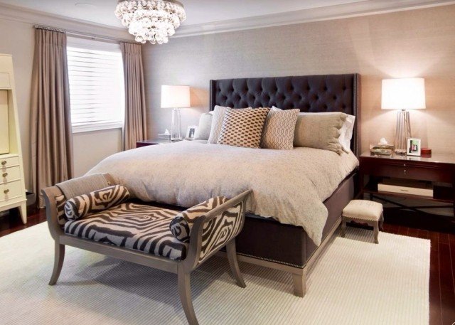 Lavica s látkovým poťahom zo zvieracieho vzoru-svetlo béžová tapeta na stenách lavička-čalúnenie-poťah-látka-poťah-vzor-zvieratko-posteľ-s-čelom-pohodlné