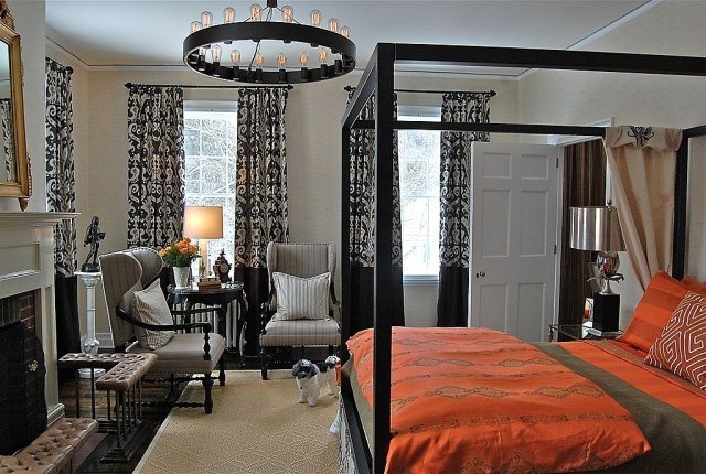 Posteľ s baldachýnom s čiernym dreveným rámom-červené obliečky-nápady na spálne čierno-drevený rám-posteľ s baldachýnom-červená-posteľná bielizeň-spálňa-okenné závesy-kvetinové