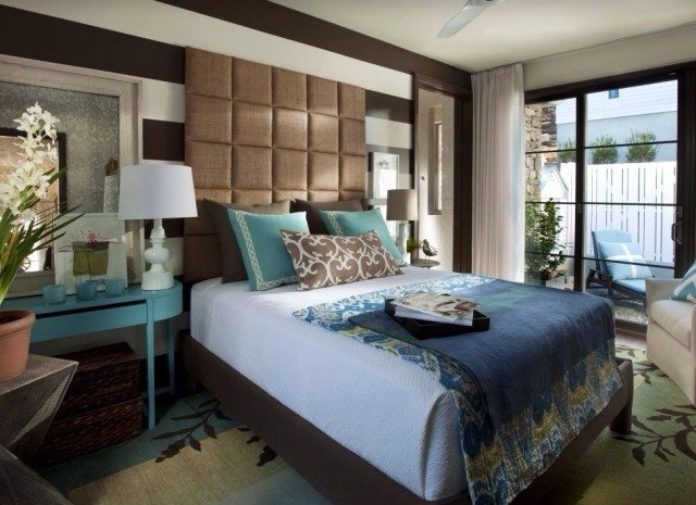 Trendové farby do spální - kvetinové motívy na vankúši horizontálne pruhy v kontrastných farbách Trendové farby-spálňa-exotické-motívy-horizontálne pruhy-kontrastné farby