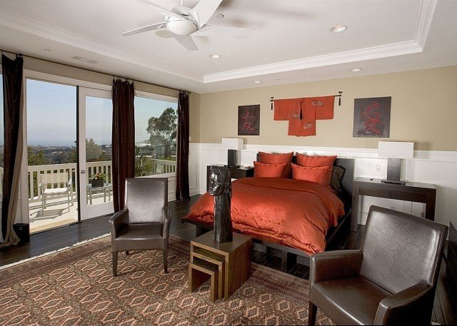 Farebné nápady pre spálne - červená posteľná bielizeň vyrobená zo saténových etnických kobercových vzorov Nápady na bývanie-spálňa-červená-posteľná bielizeň-satén-lesklá-drevená-rám-vzorový koberec