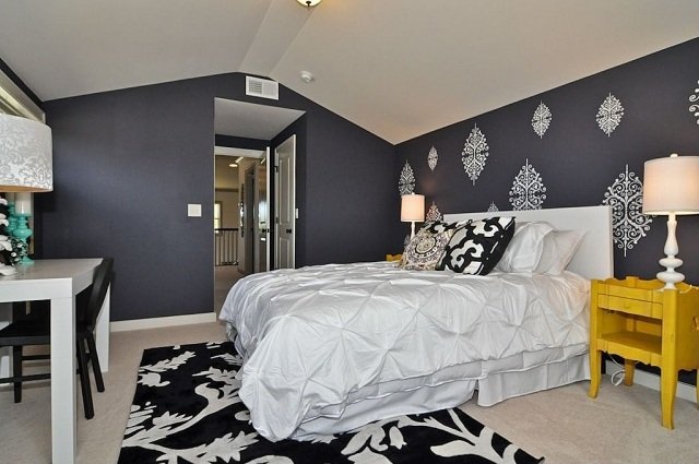 Tmavomodrá maľba stien v spálni-filigránový vzor snehovej vločky farby na stenu-nápady na spanie-snehové vločky-nálepky na stenu-koberec-biela-čierna