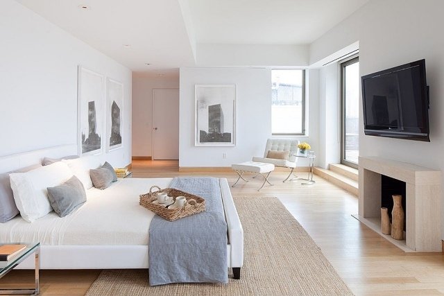 Jednoduché zariadenie s trendovými bielymi stenami zdobenými zarámovanými fotografiami farby steny-spálne-nápady-biela-architektúra-domy-dekorácia na stenu