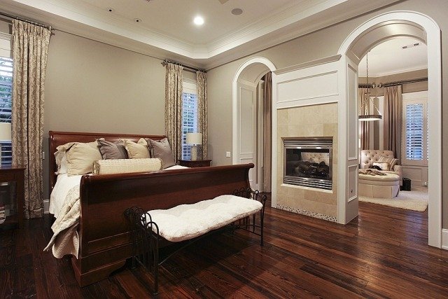 mäkké béžovo-šedé steny-drevený rám postele-tmavá olejovaná parketová podlaha farby steny-spalna-sivo-béžová-zmiešaná farba-podlaha-lakované-parkety