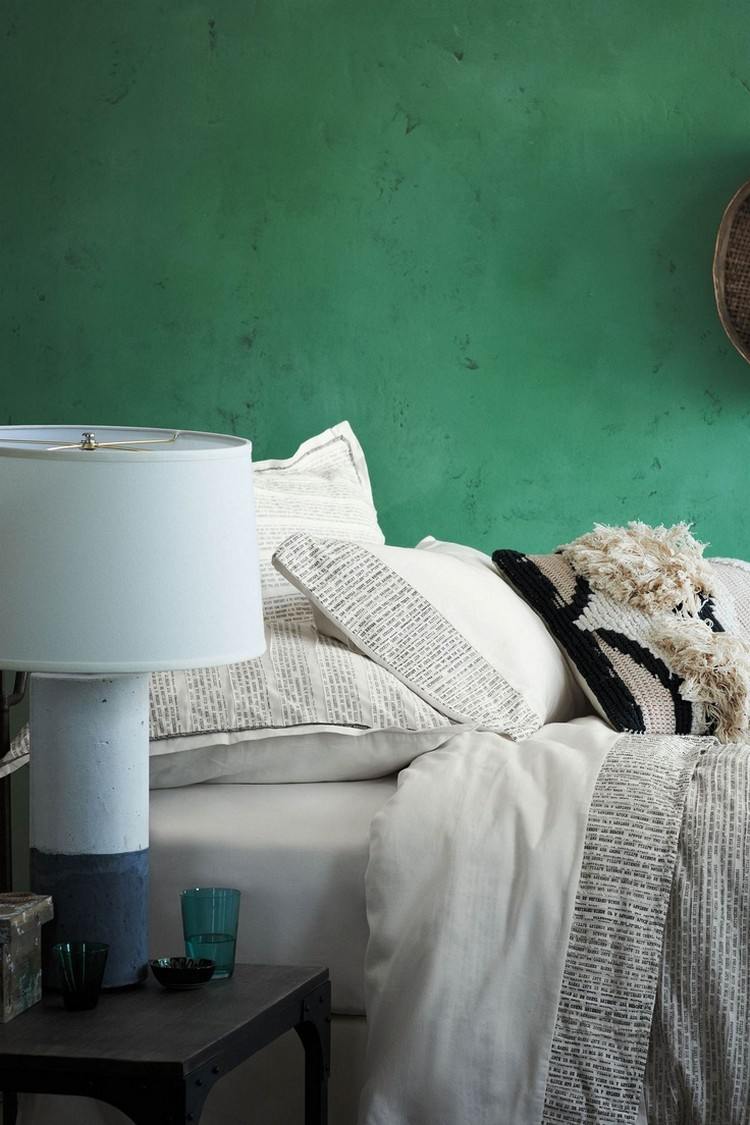 Farba steny v spálni zeleno-krémová-posteľná bielizeň