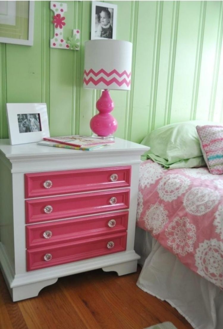 Dievčenská izba v ružovej a mätovo zelenej farbe steny farba steny-mäta zelená-detská izba-dievča-posteľ-nočný stolík-nočná lampa-dekorácia-posteľná bielizeň-obrázky