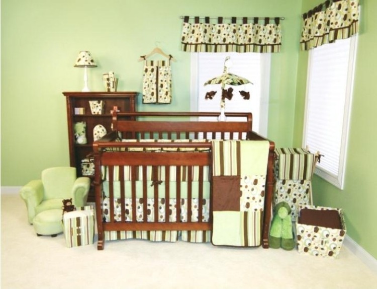 Detská izba v mätovo zelenej a hnedej farbe s plyšovými medvedíkmi farba steny-mint-zelena-medvedik-drevo-postielka-vzor-hneda