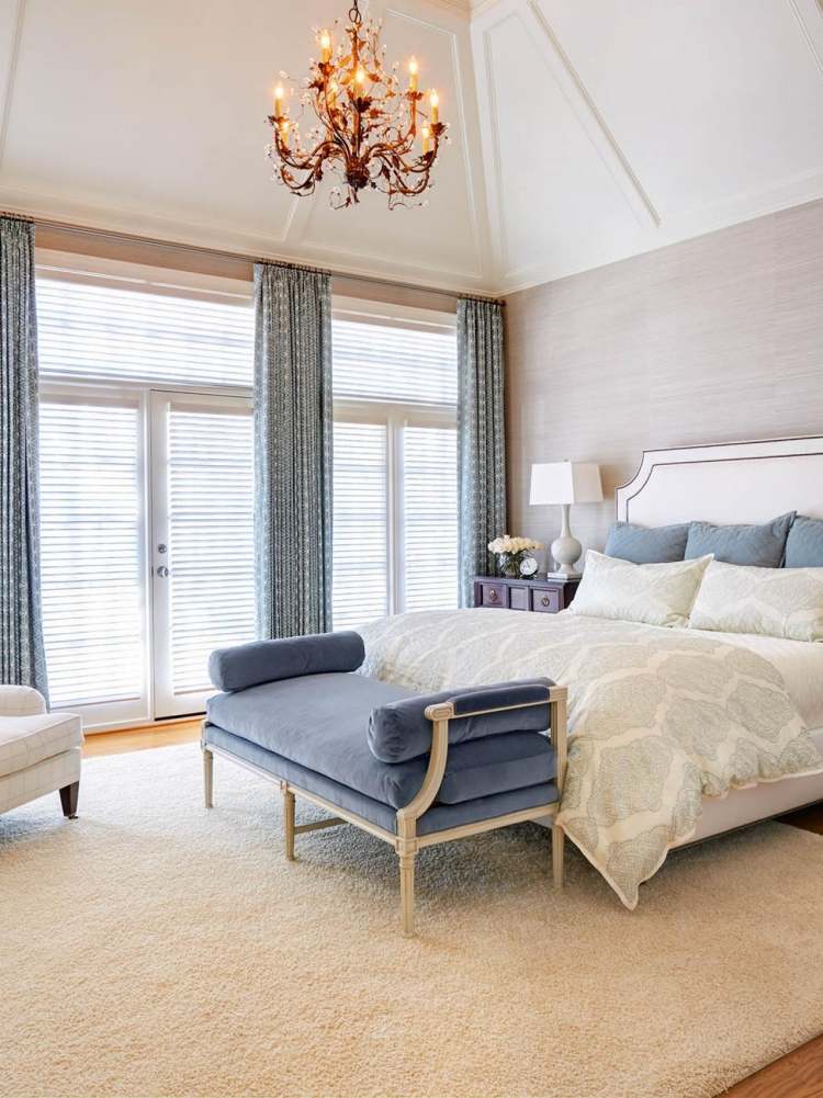 svetlá spálňa s modrými závesmi farba steny-piesok-spálňa-biely-luster-klasický-koberec-modrý-nežný