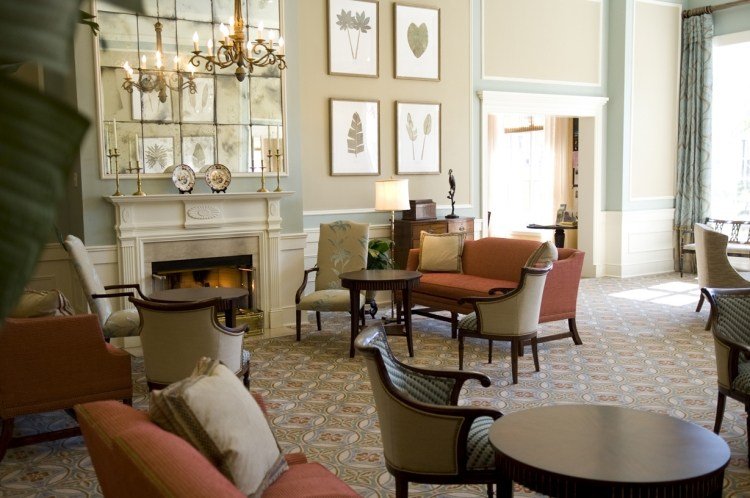 rovnaký béžový odtieň sa opakuje na niekoľkých miestach v miestnosti farba na stenu-piesok-sedenie-starožitný-krb-deko-zrkadlo-luster-rustikálny