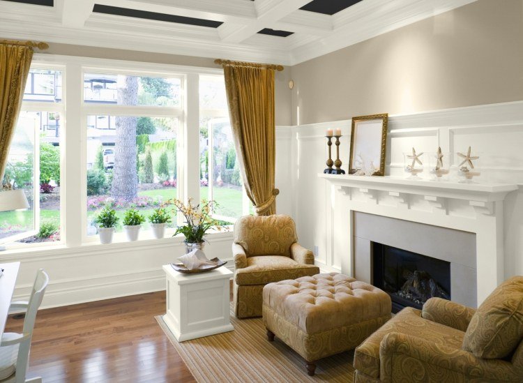 Obývacia izba v béžovej a bielej farbe s čalúnenými kreslami a krbom farba steny-piesok-biela-zelena-krb-zaclony-kreslo-polstrovanie