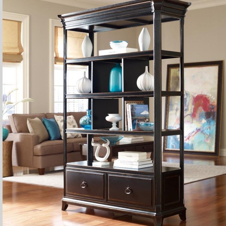 Obývacia izba v béžovej farbe s akcentmi v tyrkysovej farbe farba na stenu-piesková polica-drevená podlaha-gauč-koberec-drevená podlaha-obraz