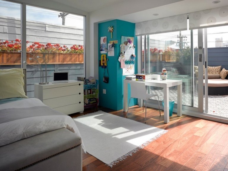 Farba steny tyrkysová v spálni vedľa pracovného stola Farba steny tyrkysová obývacia izba-dizajn-nápady-laminátová podlaha