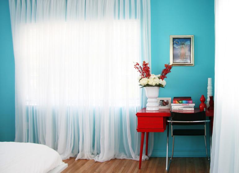 Spálňa s tyrkysovo modrou má upokojujúci účinok Farba steny-tyrkysová-spálňa-červená-farba