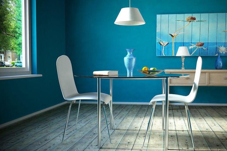 Modrá jedáleň s bielymi akcentmi Farba steny-tyrkysová dekorácia-laminátové podlahy-škandinávsky šik
