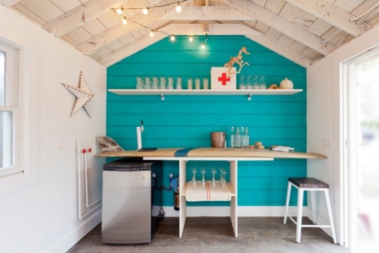 Vonkajšia kuchyňa v letnom dome s tyrkysovo-modrou farbou na stenu Nástenná farba-tyrkysová-námorná-vkus-živé nápady-kuchyňa