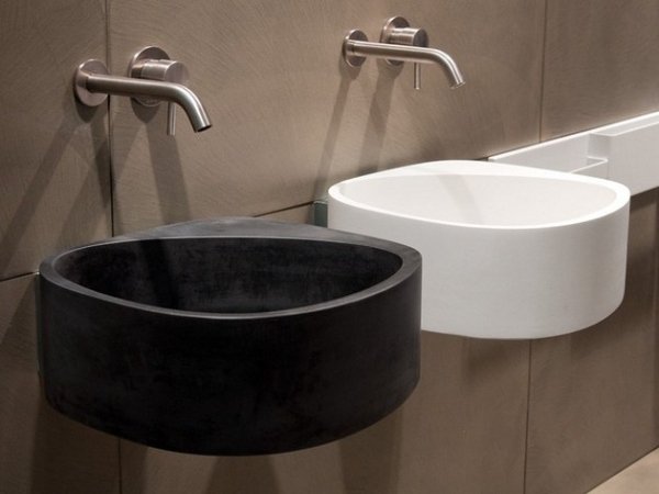 Závesný umývadlovo-kúpeľňový batoh z nehrdzavejúcej ocele v bielo-tabakovej hnedej farbe Závesný dizajn umývadla z bieleho tabaku a hnedého nerezového armatúrneho kúpeľňového nábytku