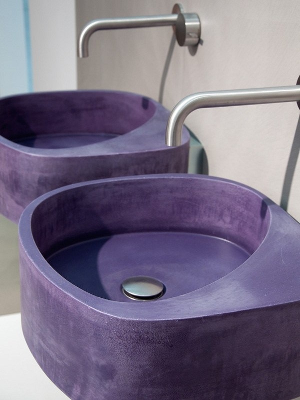 Fialový betónový drez na závesnom faucete Betónové umývadlo fialové na závesnom faucete moderne
