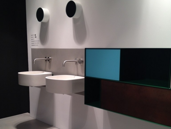 Závesné umývadlo-biele cementovo-keramické nástenné zrkadlo Závesné umývadlo-biele betónovo-keramické nástenné zrkadlo okrúhle