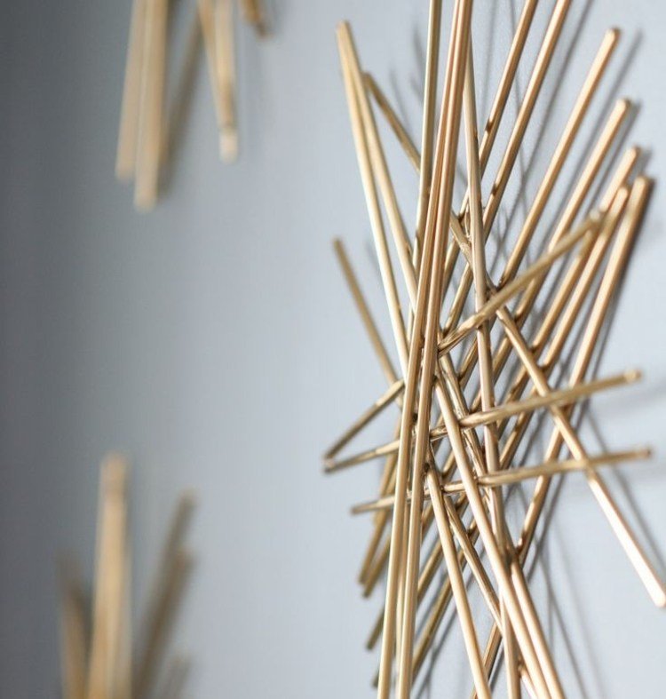 Nápady na dizajn steny - urobte z tyčiniek hviezdy nápady na dizajn steny drevo staebe zlatá farba hviezda