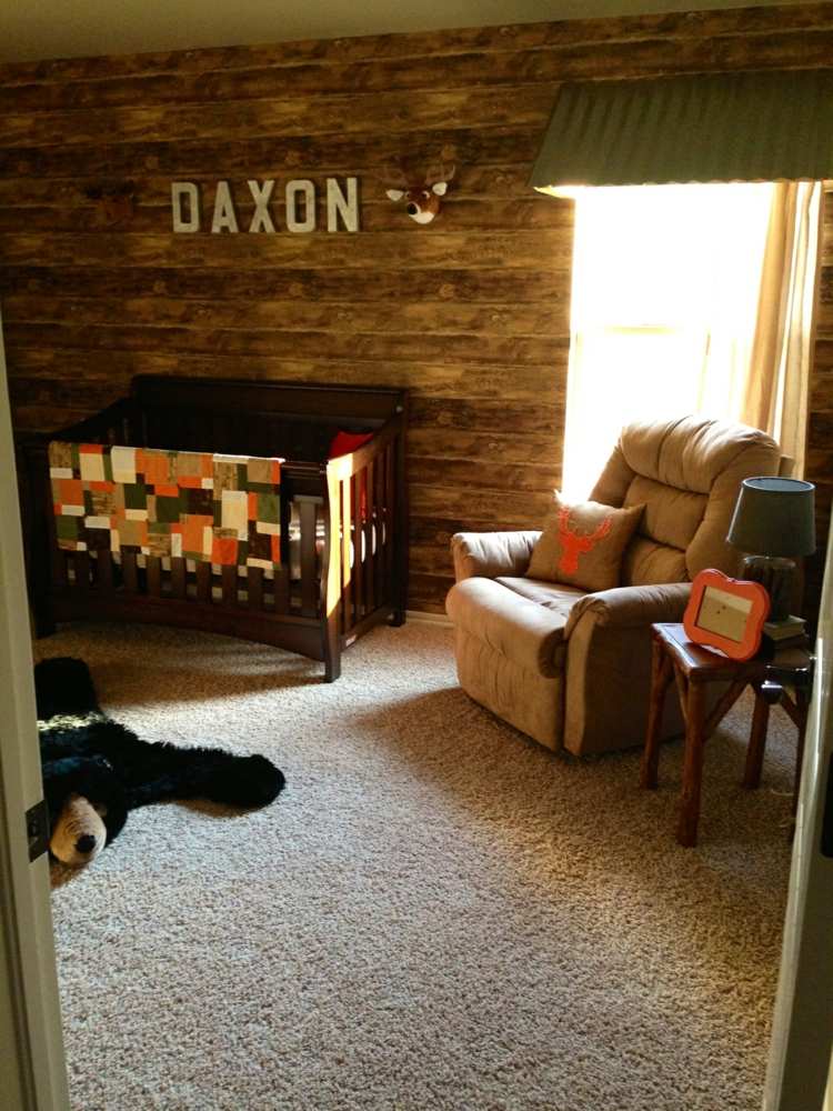 dizajn steny v detskej izbe drevené dosky koberce kreslá detská postieľka