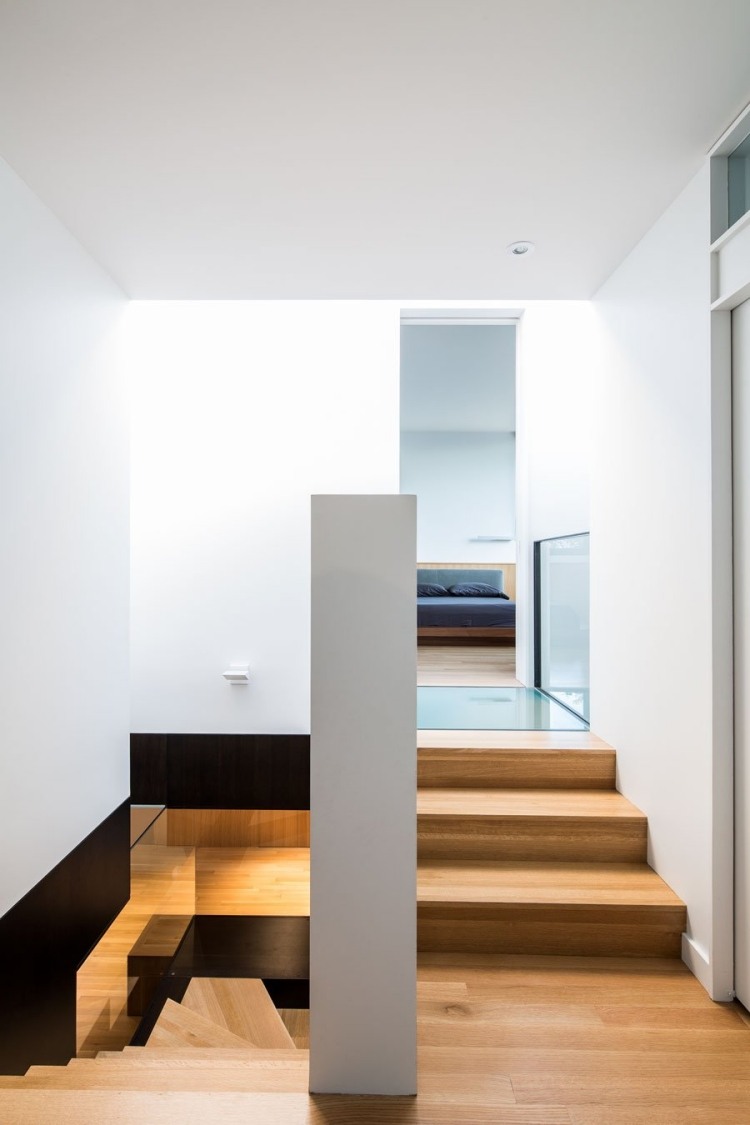 stena-design-hala-predsieň-vstupná plocha-minimalistický-dizajn-moderná-drevená-podlaha-obdĺžniková