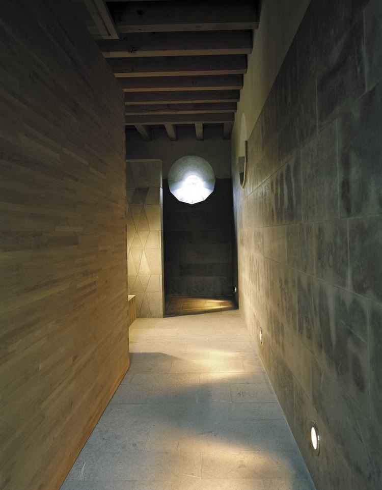 stenový dizajn-chodba-chodba-vstupný priestor-minimalistický-prírodné-materiály-drevo-naurstein-dizajn svietidla