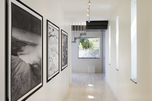 Chodba-dizajn-jasné-slnko-biele-steny-umelecké výtlačky